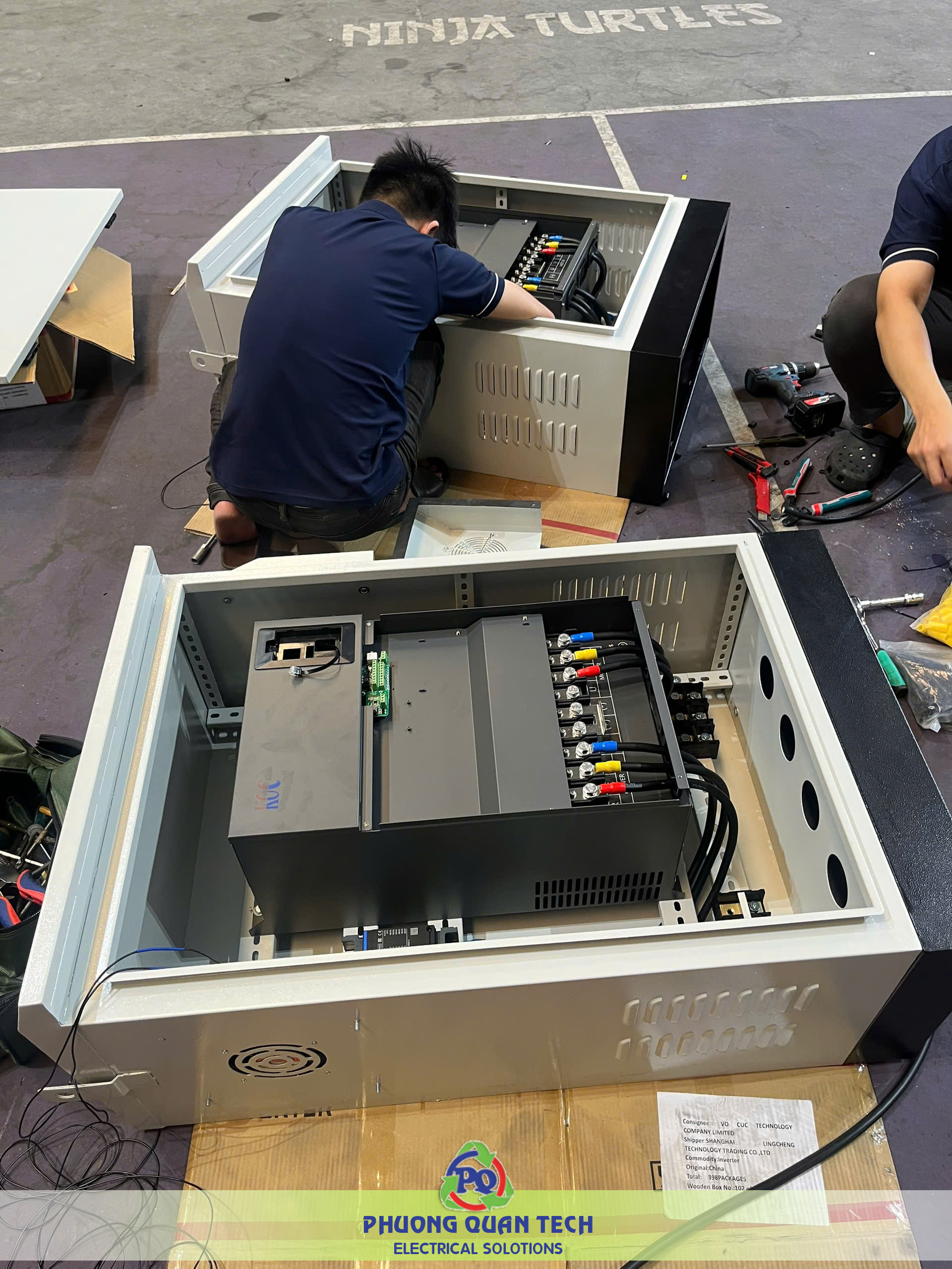 Kỹ thuật viên đấu dây tủ điều khiển biến tần tại xưởng Phương Quân Tech