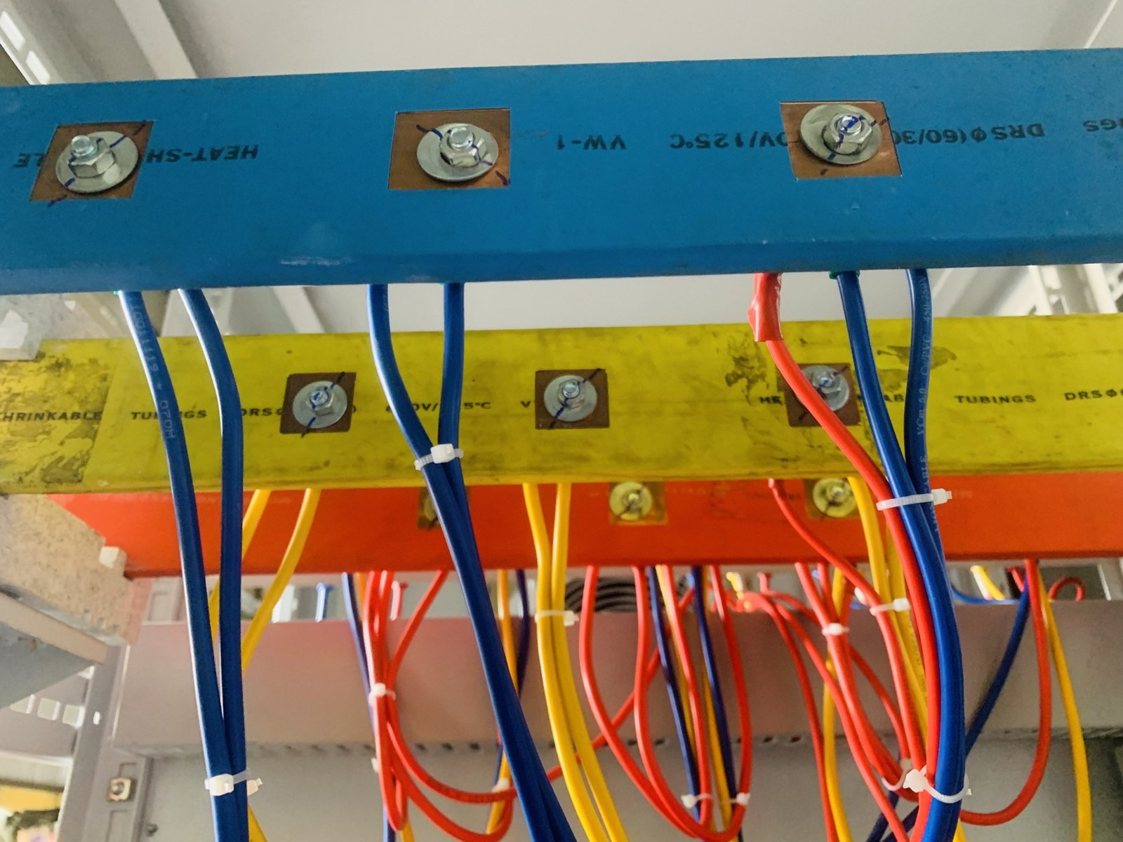 Dây đấu vào thanh cái đồng, bó gọn bằng dây rút