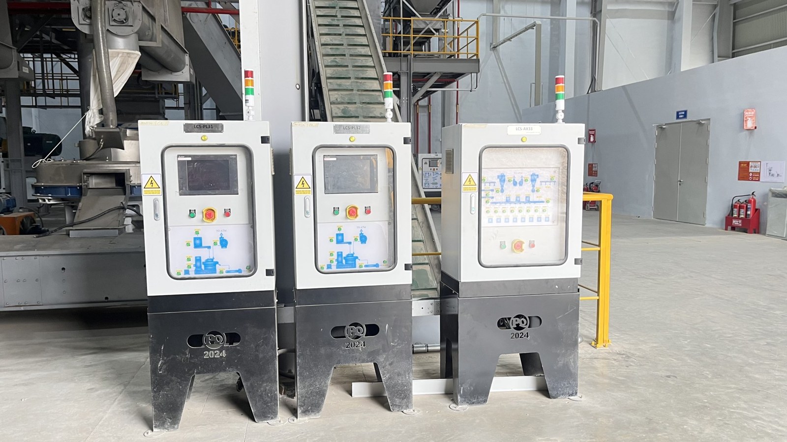 Ba tủ điều khiển gắn cạnh dây chuyền
