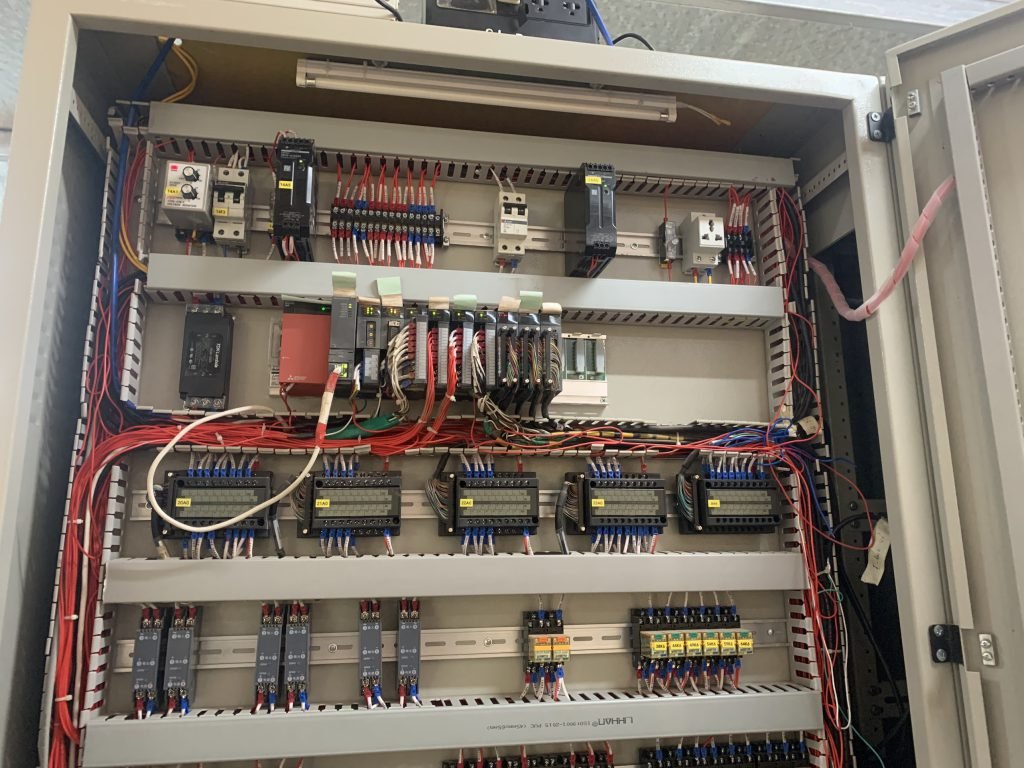 Bên trong tủ điều khiển PLC, đấu dây gọn và đánh số dây