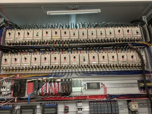 Tủ điện PLC có aptomat khối, đầu dây đánh số
