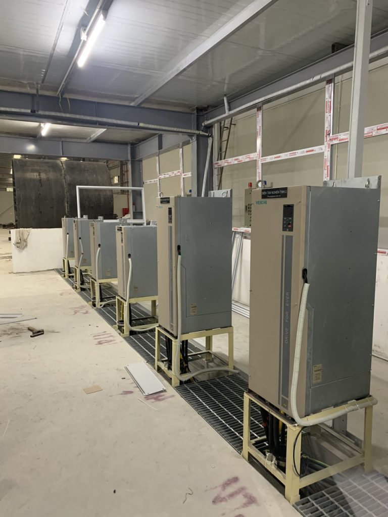 Dãy thiết bị truyền động tại khu vực nhà máy