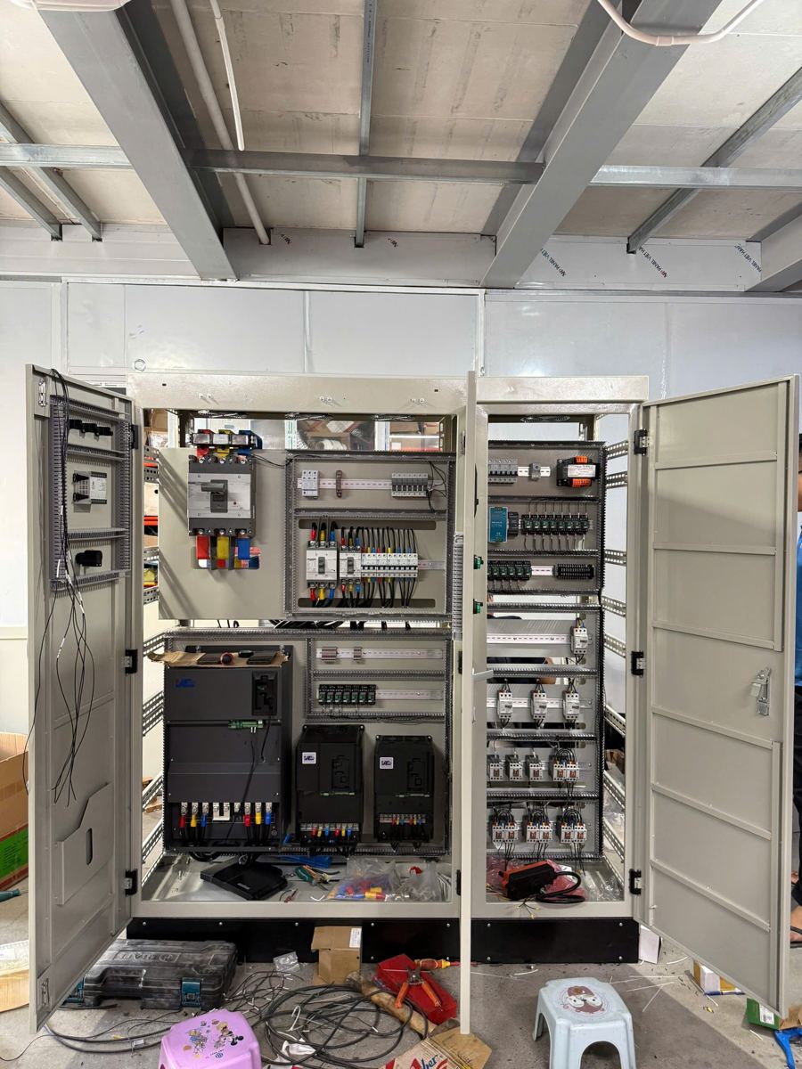 Tủ điện mở cửa với thiết bị bảo vệ, PLC và biến tần tại nhà máy