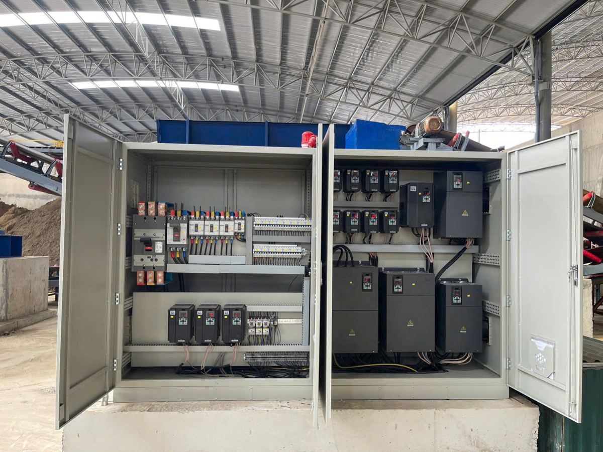 Tủ điều khiển nhiều biến tần và thiết bị bảo vệ bên cạnh dây chuyền sản xuất