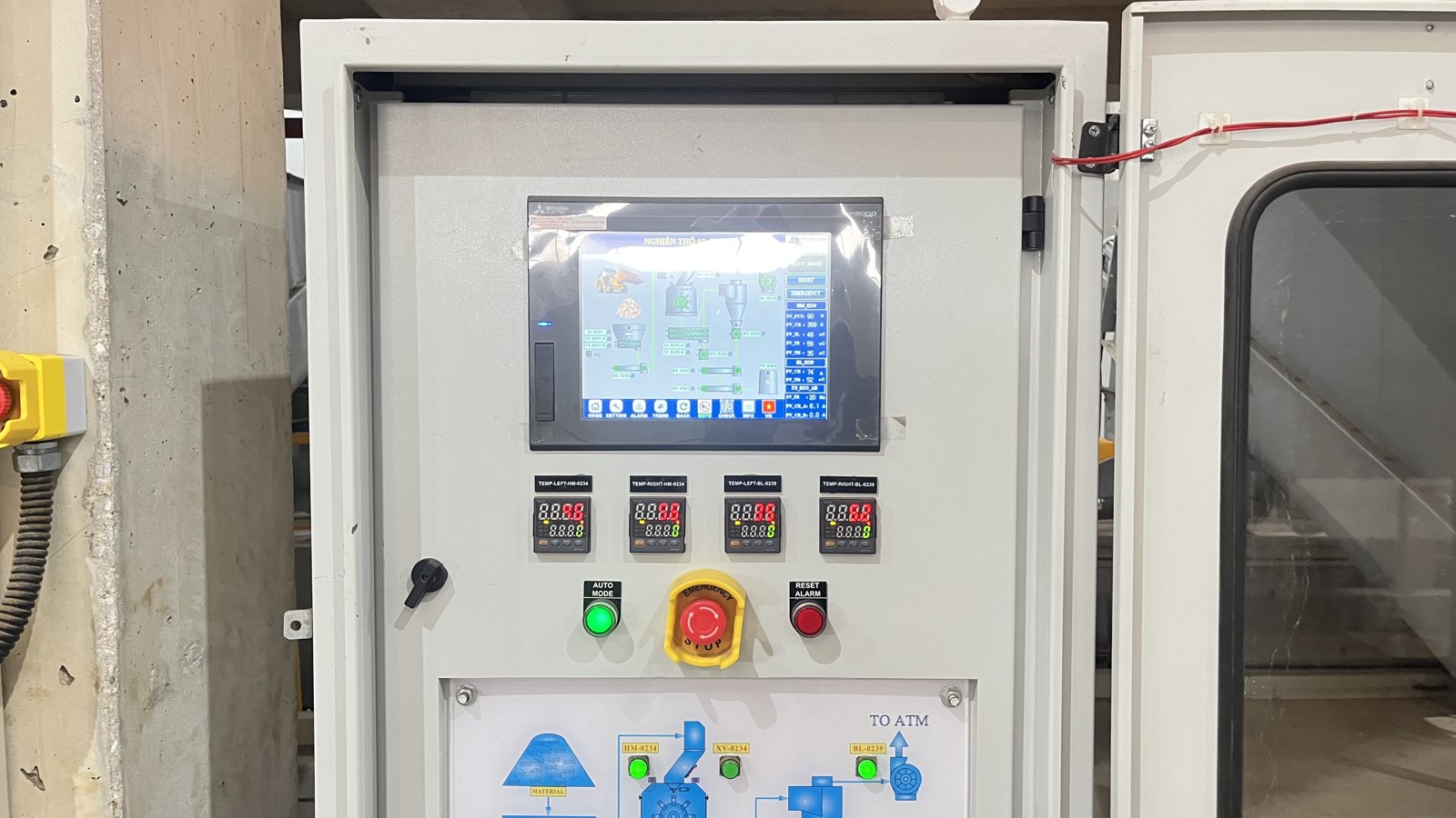 Màn hình HMI, đồng hồ nhiệt độ và các nút thao tác trên mặt tủ điện
