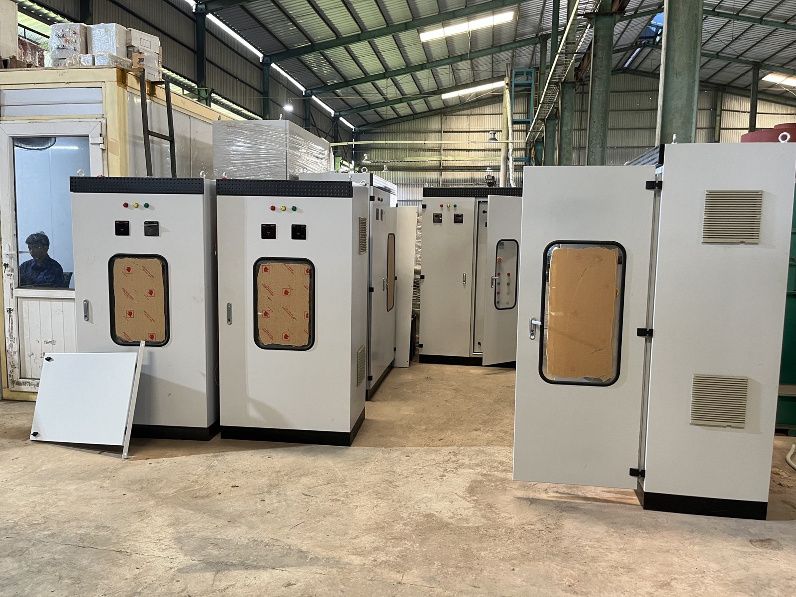 Dãy tủ điện đang hoàn thiện tại xưởng KCN Hòa Khánh