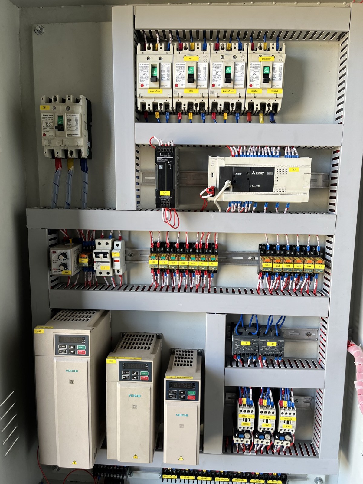 Tủ có ba biến tần xếp hàng, phía dưới là contactor