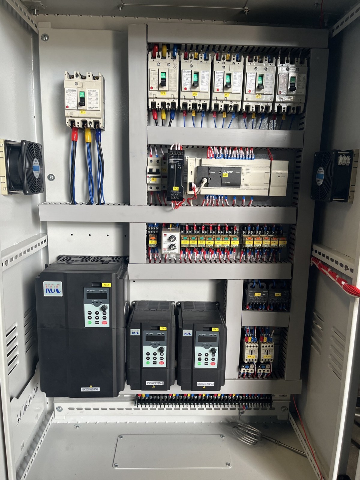 Tủ biến tần kết hợp PLC và aptomat tổng