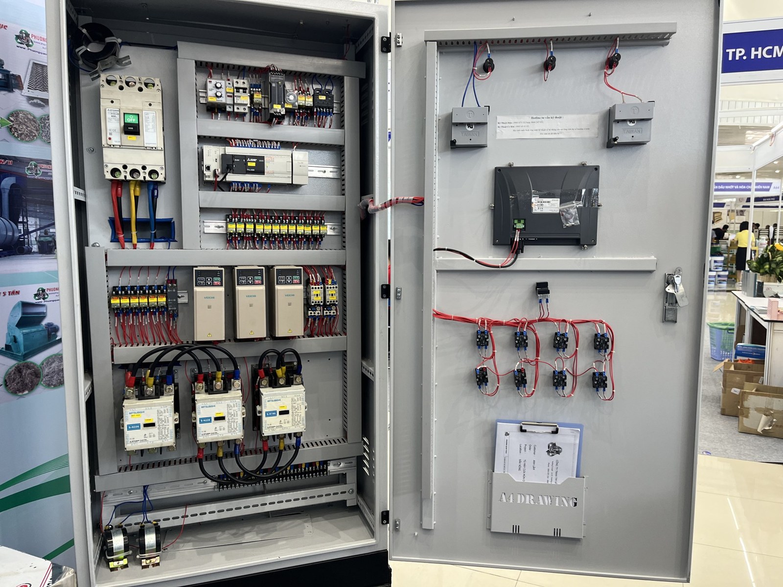 Tủ điều khiển PLC, bên cánh cửa gắn màn hình HMI